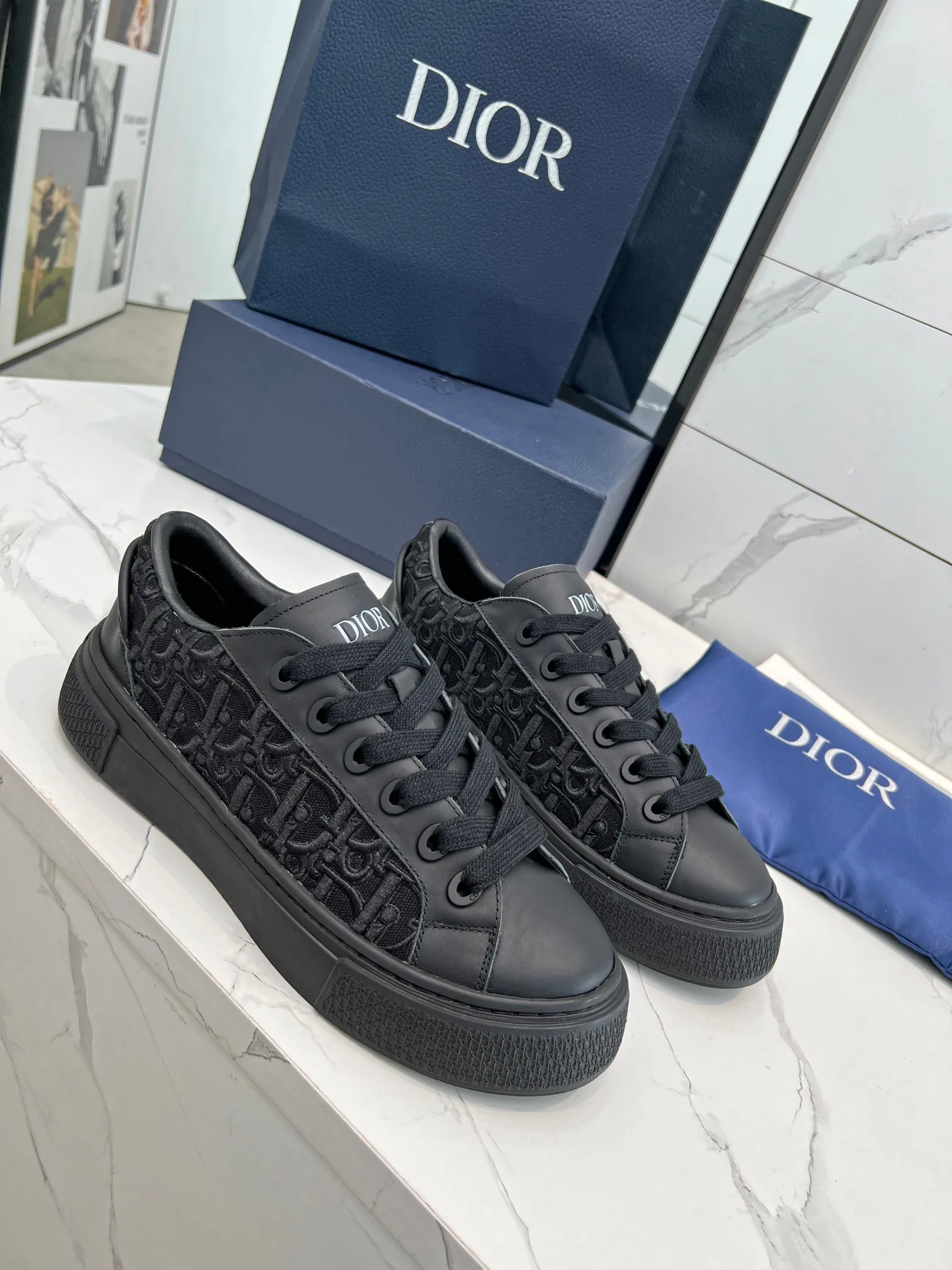 👟👟Ex-factory price 560👟👟 B33 sports tennis shoes - navy blue embroidered model 👟👟Ex-factory price 40👟👟Ex-factory price 48 Spring new model, a new interpretation of the classic tennis shoes, the fashionable silhouette highlights the heavy texture, carefully made of navy blue smooth cow leather, decorated with cream white three-dimensional embroidered Oblique print panels, and decorated with Dior It's distinguished by a logo-embossed padded tongue, wide white mohair laces and tonal brass eyelets with a matte finish. The cream-white Oblique print-effect rubber sole is enhanced by the contrasting Dior 30 Avenue Montaigne logo on the back, adding a stylish edge to casual looks.